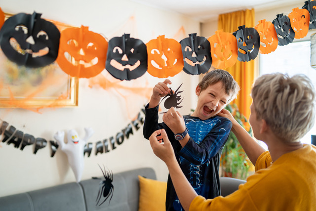 Haloweendekorationer i orange och svart för att fira Haloween!