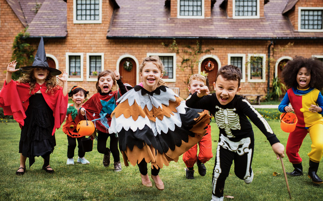 Haloweenutklädnader gör livet roligare! barnen leker, springer, skrattar!